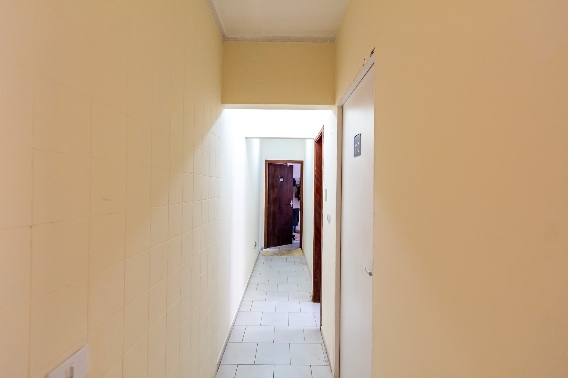 Corredor de uma casa do MD Coliving com quartos individuais numerados